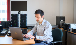 Serkan Girgin werkt achter zijn laptop