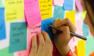 Vrouw schrijft op een post-it