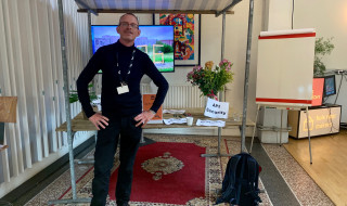 Technisch productmanager Bart Geesink voor zijn 'kraam' waar hij alle vragen beantwoordde of SURFconext