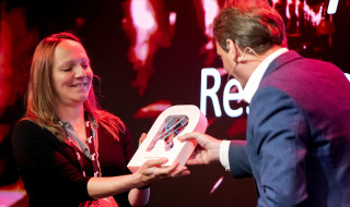 SURF Research Support Champions Awards 2023 - Anne Mickan ontvangt award