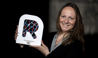 SURF Research Support Champions Awards 2023 - Anne Mickan met de award
