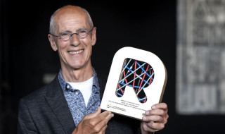 SURF Research Support Champions Awards 2023 - Henk van den Hoogen met de award