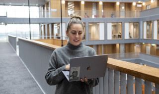 student met laptop bij een instelling