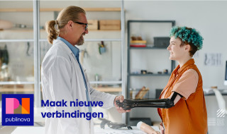 Man die hand schut van vrouw met prothese