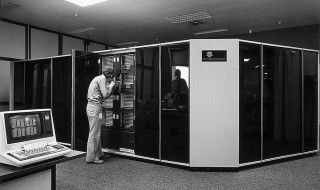 Foto van de supercomputer Cyber 205 uit 1984