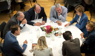 Bezoekers aan tafel bij de SURF Summit 2023