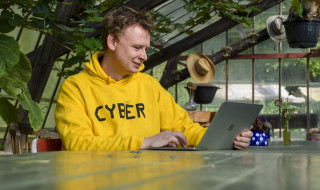 Man met gele cyber hoodie