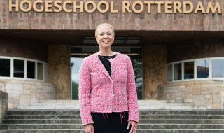 Sarah Wilton-Wels voor de ingang van Hogeschool Rotterdam