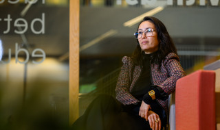 Farshida Zafar kijkt de kamer in portret voor SURF Story