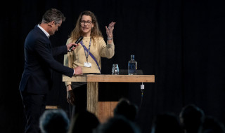 Betekenaar Lilian Leahy op podium SURF Onderwijsdagen