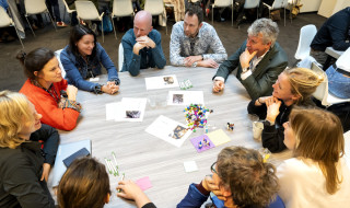 Mensen die praten tijdens een sessie op de SURF Onderwijsdagen