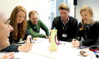 Bezoekers Onderwijsdagen die iets maken 