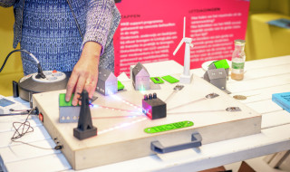 Een tafel met daarop een interactief spel