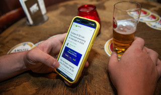 telefoon met site van forbes open met een artikel over weaviate
