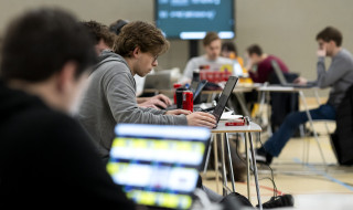 HALON 2024 hackers achter computer