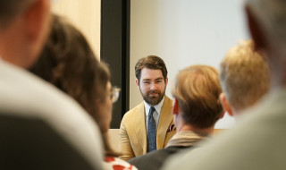 Joris Krijger staat voor een groep van mensen