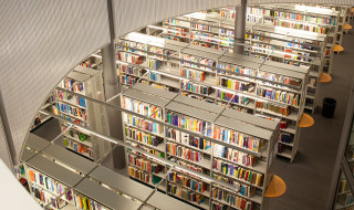 Bovenaanzicht van boekenkasten in bibliotheek