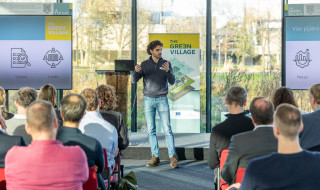 Joep van der Weijden geeft een presentatie over the Green Village. Foto door Iris Klop