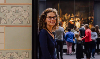Katrien Keune staat in het Rijksmuseum voor de Nachtwacht. Fotograaf: Jordi Huisman