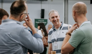 Deelnemers Learning Impact Europe zijn lachend in gesprek
