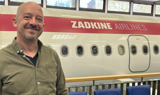 Richard de Koning staat voor een vliegtuig van Zadkine