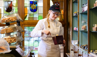 Zadkine student met bonbons