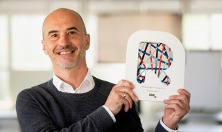 Ernest Bošković met de award