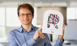 Raoul Schram met de award