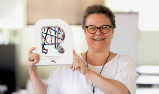 Renate Mattiszik met de award
