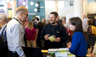 Bezoekers in gesprekt tijdens de Research Day