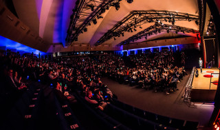 conferentiezaal gevuld met zittende mensen