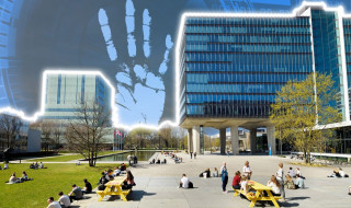 Foto van gebouwen van de Technische Universiteit Eindhoven met studenten op het plein en een hand op de achtergrond