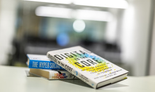 Stapel boeken op het bureau