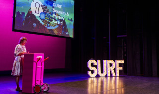 podium tijdens de uitreiking van de surf security & privacy award