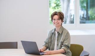Nati Sack zittend achter laptop