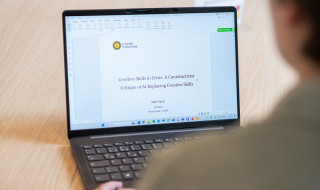 Laptop met artikel van Nati Sack op het scherm: Creative Skills in Crisis
