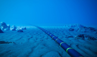 stockbeeld zeekabels op de bodem van de oceaan