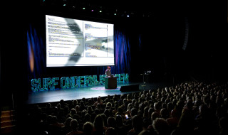 Optreden dj op het hoofdpodium