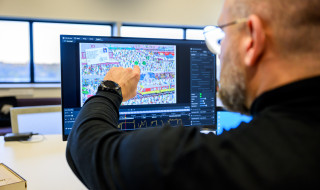 Computerbeeldscherm waar Robert Jan Korteland iets aanwijst