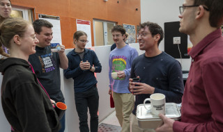 groepsgesprek met koffie