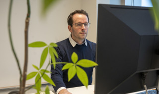 Tom Emery werkend achter een computer