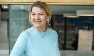 Eveline Crone kijkt lachend naar de camera