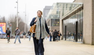Eveline Crone loopt op straat