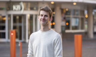 David de Boer staat voor de ingang van de KB nationale bibliotheek