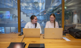 Twee studentes werken op hun laptop in de erasmus universiteit