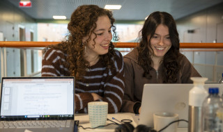 twee studenten werken achter hun laptop