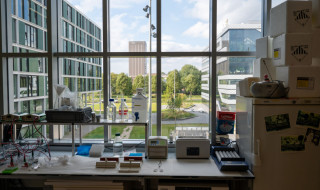 foto van een lab met uitzicht op de campus buiten 