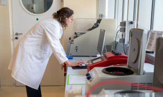 onderzoeker in lab aan het werk met computer