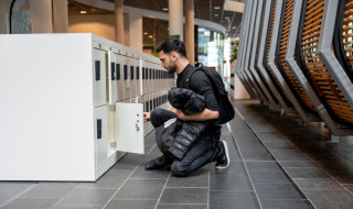 Man knielt bij kluisje op de UvA