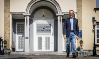 Jan-Tjitte Meindersma buiten gefotografeerd voor de Universiteit Maastricht